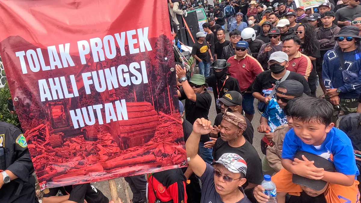 SAMPAIKAN ASPIRASI: Ribuan warga menyampaikan aspirasi menolak rencana pembangunan real estate di Kawasan Hutan Kaki Gunung Welirang dan Arjuno, Minggu (29/3). (Mokhamad Zubaidillah/ Radar Bromo)