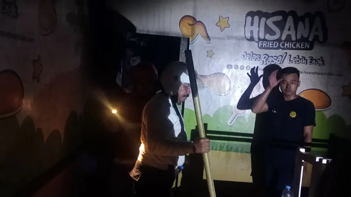 SEMPROT: Petugas Damkar Satpol PP Kota Probolinggo saat memadamkan api di sebuah gerai fried chicken di Sumbertaman, Kecamatan Wonoasih, Kota Probolinggo, yang terbakar Minggu (29/3) dini hari.