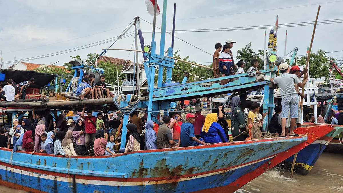 SUKA CITA: Ratusan orang antusias mengikuti praonan di Pelabuhan Pasuruan. Mereka menyambut suka cita, kegiatan rutin tahunan tersebut. (Fahrizal Firmani/Radar Bromo)
