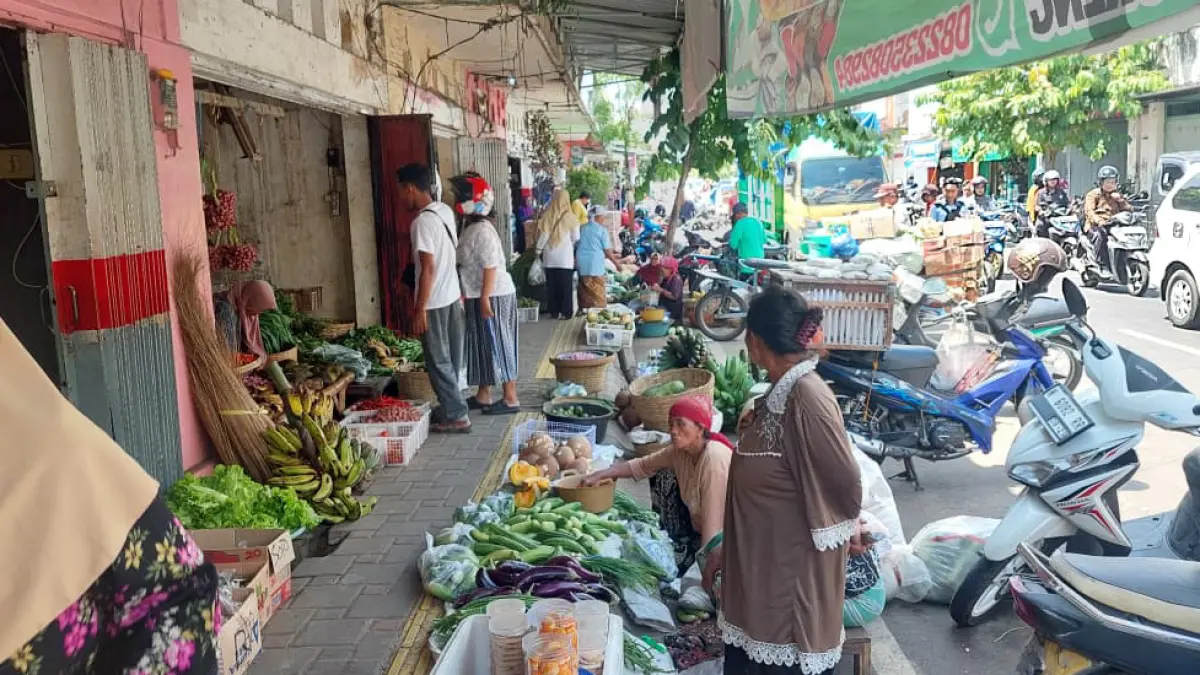 TAK JERA: Sejumlah pedagang berjualan di trotoar sekitar Pasar Baru, Kota Probolinggo, Sabtu (28/3). (ARIF MASHUDI/JAWA POS RADAR BROMO)