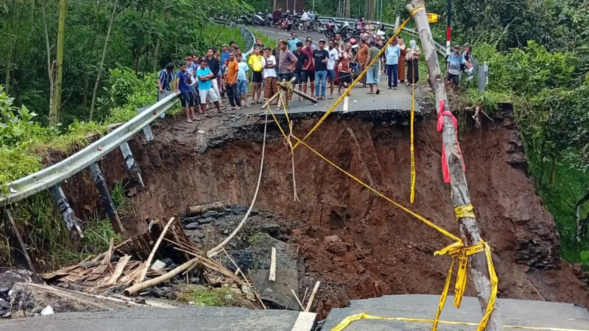 TERPUTUS TOTAL: Kondisi jembatan Duren yang terputus total, Minggu sore (29/3). (BPBD for Radar Bromo)