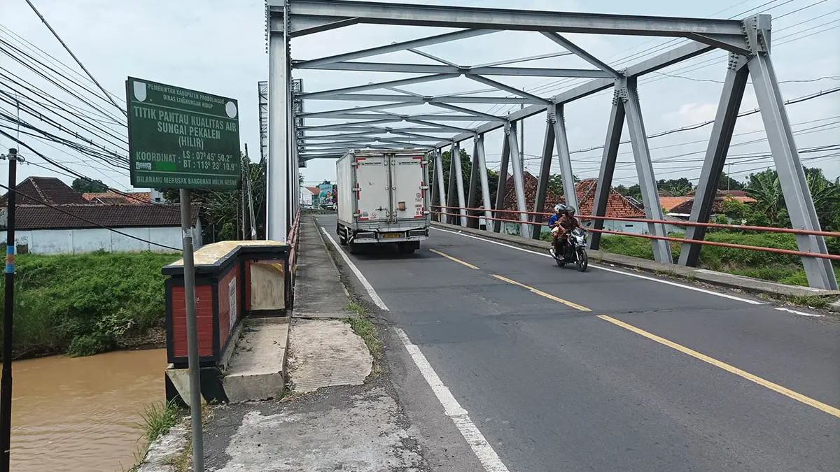 WARISAN: Jembatan Pajarakan, Kabupaten Probolinggo yang tampak kokoh. Jembatan tersebut, berada tepat di atas Sungai Pekalen. Warisan alam, yang mendapat sentuhan pembangunan. (Agus Faiz Musleh/Radar Bromo)