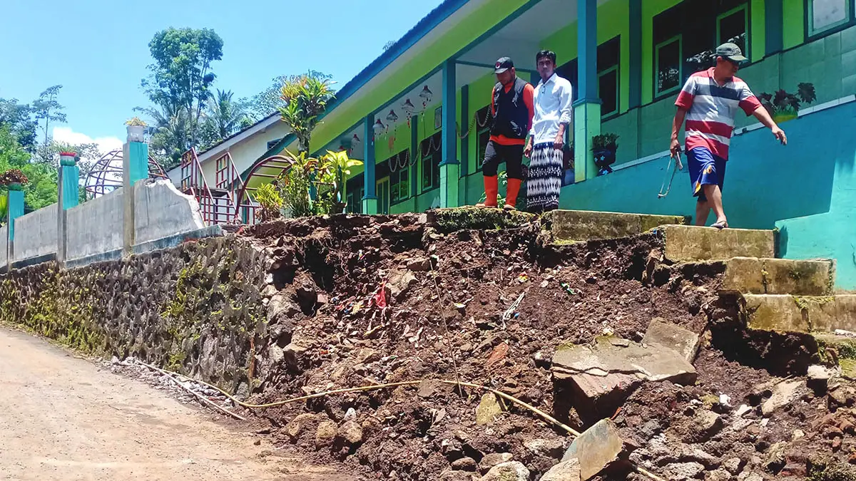 ASESMEN: Personel BPBD melakukan asesmen tanah longsor di Kecamatan Krucil beberapa waktu lalu. (dok Jawa Pos Radar Bromo)