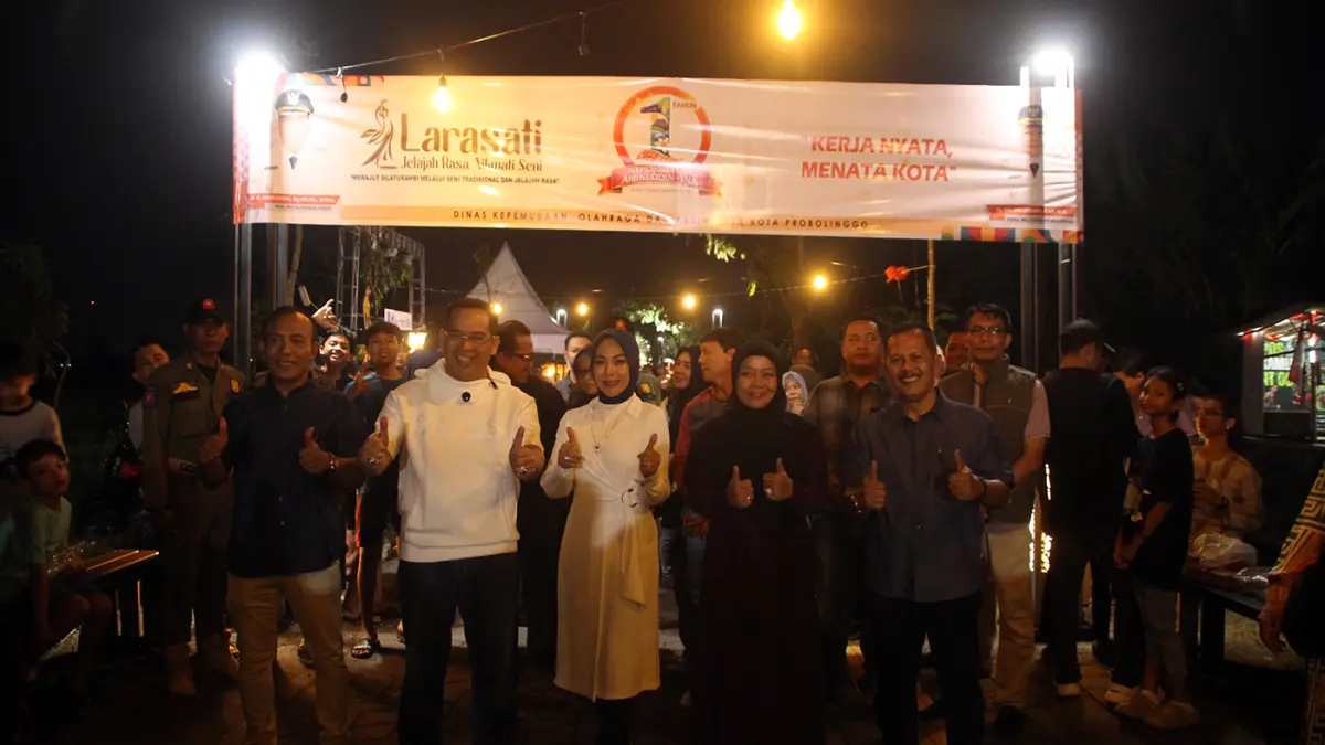 DESTINASI BARU: Masyarakat memadati lokasi LARASATI yang digelar di area jogging track Taman Maramis, Jumat (28/3) malam. Kegiatan ini mampu menghidupkan perekonomian masyarakat sekitar. (Evelyn Ridhayanti/ Radar Bromo)