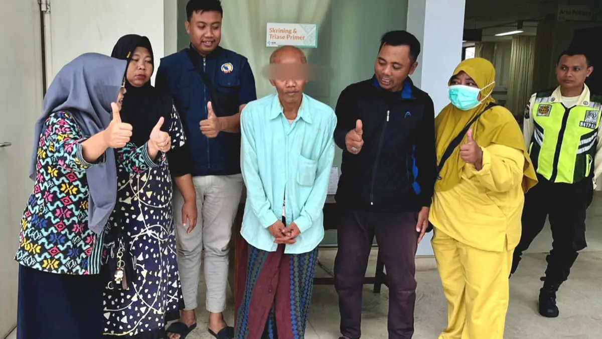 DITANGANI: Petugas merujuk ODGJ yang dipasung di Desa Boto, Kecamatan Lumbang ke RSJ untuk mendapatkan penanganan yang lebih layak.(Dinsos for Jawa Pos Radar Bromo)