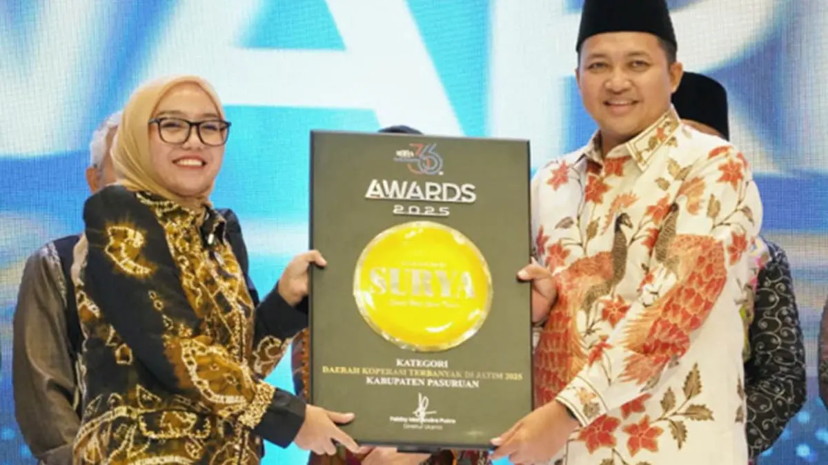 PRESTASI:&nbsp;Bupati Rusdi Sutejo menerima Surya Award 2025 dari Wakil Menteri Koperasi (Wamenkop) Republik Indonesia (RI) Farida Farichah. Pemkab Pasuruan berhasil meraih prestasi dengan predikat Daerah Koperasi Terbanyak serta Daerah Omzet Koperasi Tertinggi di Jawa Timur. (Foto: Pemkab Pasuruan for Jawa Pos Radar Bromo)