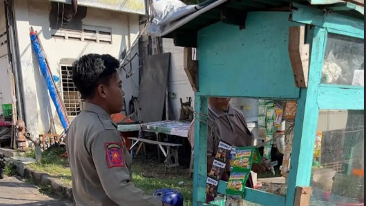 HARUS KONSISTEN: Personel Satpol PP menertibkan PKL yang berjualan di lokasi terlarang. (Foto:&nbsp;Satpol PP Kota Pasuruan for Jawa Pos Radar Bromo)