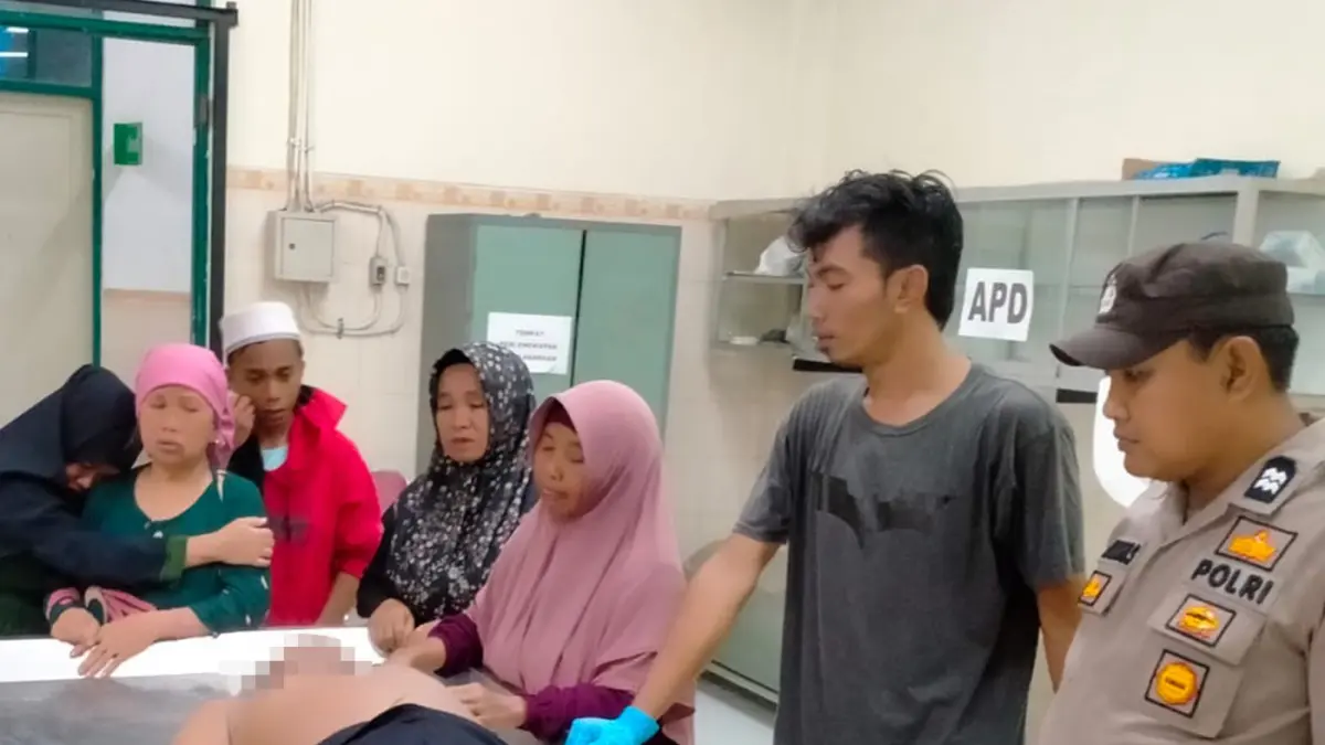 Keluarga kakek Rosid di kamar jenazah RSUD Bangil. 