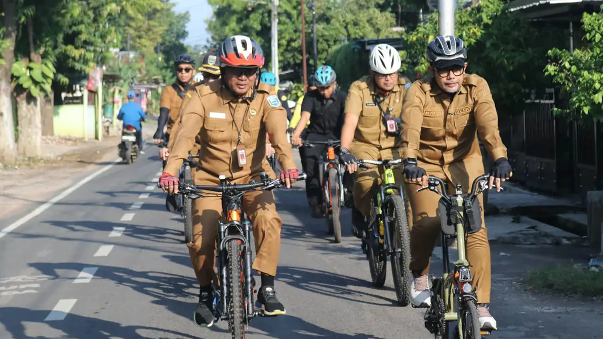 LEBIH SEHAT: Bupati Probolinggo Mohammad Haris didampingi Sekretaris Daerah (Sekda) Ugas Irwanto dan sejumlah pejabat gowes menuju Kantor bupati Probilinggo. (Istimewa)