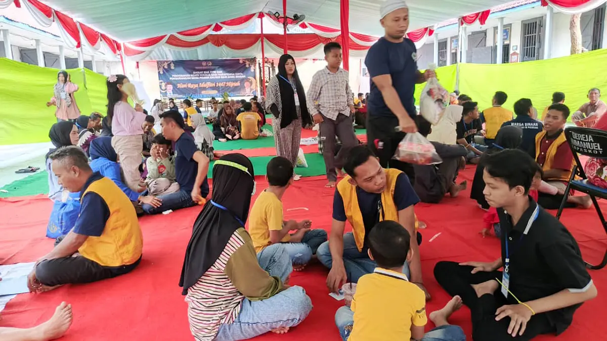 MOMEN HARI RAYA: Pengunjung memadati areal Lapas Pasuruan selama libur Lebaran lalu. (Foto: Lapas IIB Pasuruan for Jawa Pos Radar Bromo)