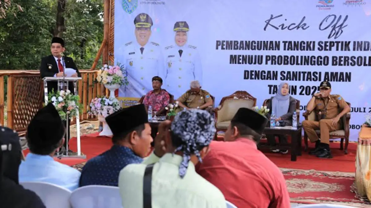 PEDULI SANITASI: Wali kota Probolinggo dr. H. Aminuddin, Sp.OG (K)., M.Kes. meresmikan pembangunan Tangki Septik Individu Menuju Probolinggo Bersolek dengan Sanitasi Aman. (Dinas PU PR for Jawa Pos Radar Bromo)