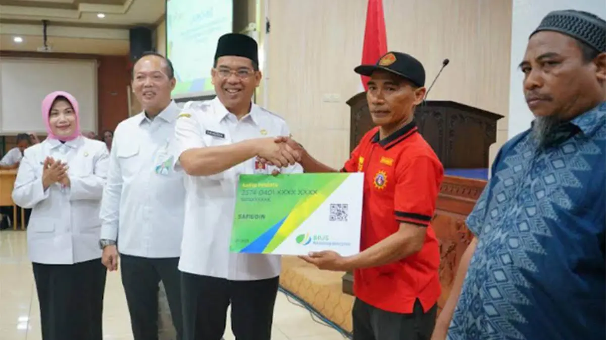 PERLINDUNGAN SOSIAL: Wali Kota Probolinggo dr. H. Aminuddin, Sp.OG(K)., M.Kes. menyerahkan langsung kartu BPJS Ketenagakerjaan bentuk komitmen memberikan perlindungan sosial pada 11.051 Pekerja Rentan di Kota Probolinggo.