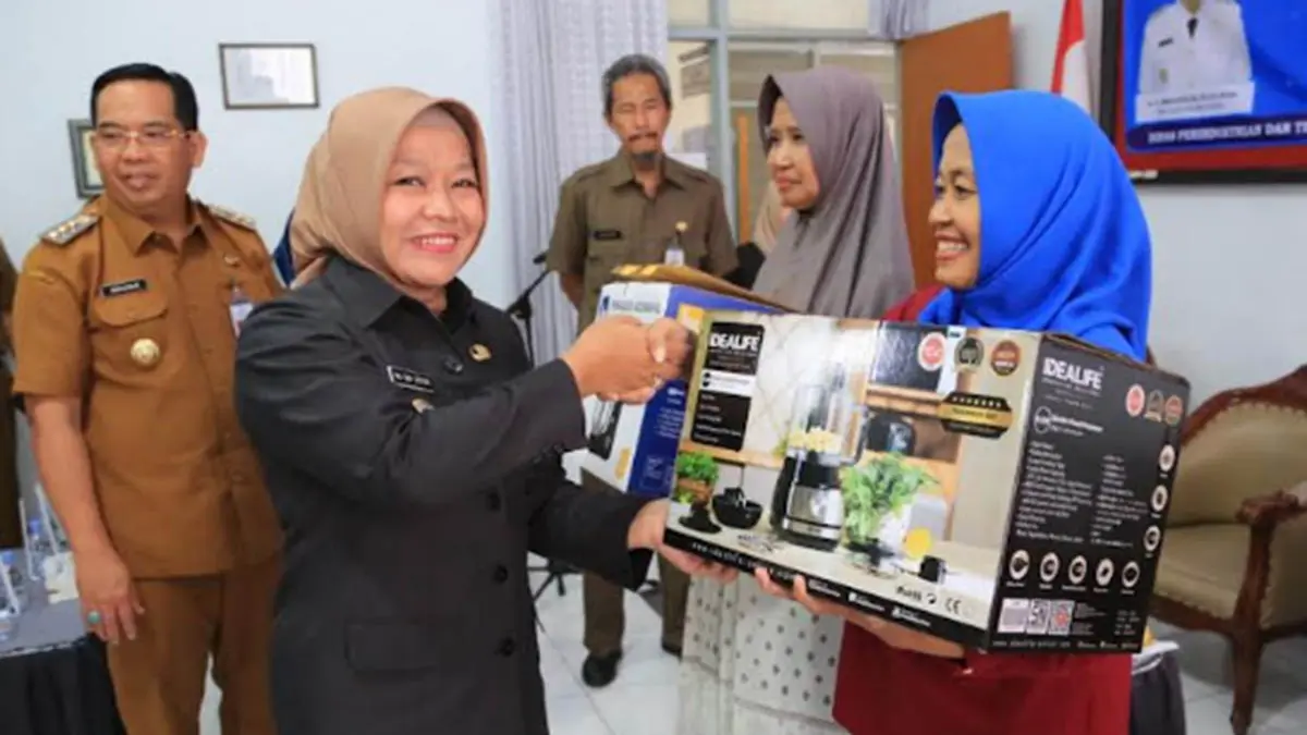 PERLINDUNGAN SOSIAL: Wali Kota Probolinggo dr. H. Aminuddin, Sp.OG(K)., M.Kes. menyerahkan langsung kartu BPJS Ketenagakerjaan bentuk komitmen memberikan perlindungan sosial pada 11.051 Pekerja Rentan di Kota Probolinggo.