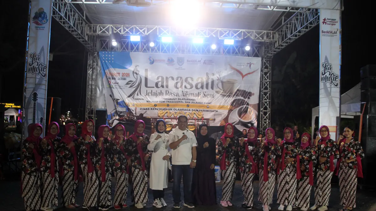 POTENSI LOKAL: Wali Kota Probolinggo dr. Aminuddin didampingi Wakil Wali Kota Probolinggo Hj. Ina Dwi Lestari dan Ketua TP PKK dr. Evariani berfoto bersama tim karawitan dari BMK Jack Niclaus. 