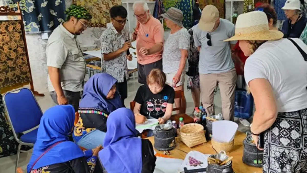RUANG KOLABORASI: Wali Kota Probolinggo dr. H. Aminuddin, Sp.OG(K)., M.Kes. meresmikan langsung Rumah Sentral Batik Kota Probolinggo yang menjadi pusat edukasi hingga destinasi wisata belanja Kota Probolinggo. (Disperinaker for Jawa Pos Radar Bromo)