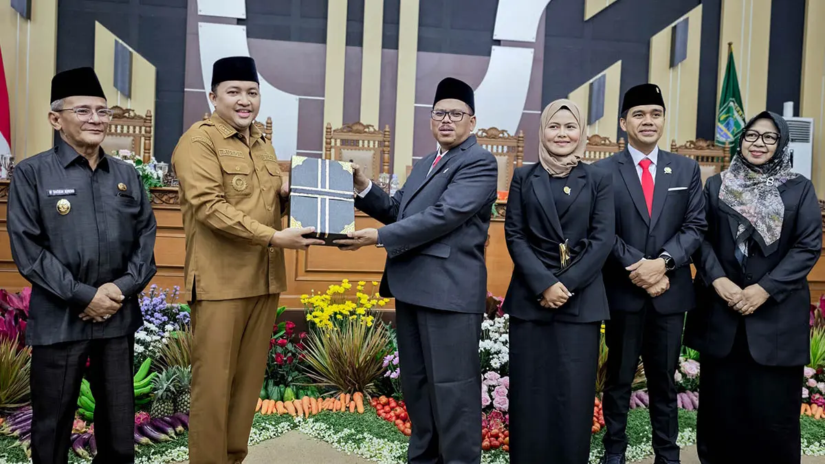 SERAHKAN: Bupati Pasuruan M Rusdi Sutejo saat menyerahkan dokumen LKPJ 2025 ke pimpinan DPRD Kabupaten Pasuruan. (Muhamad Busthomi/Radar Bromo)
