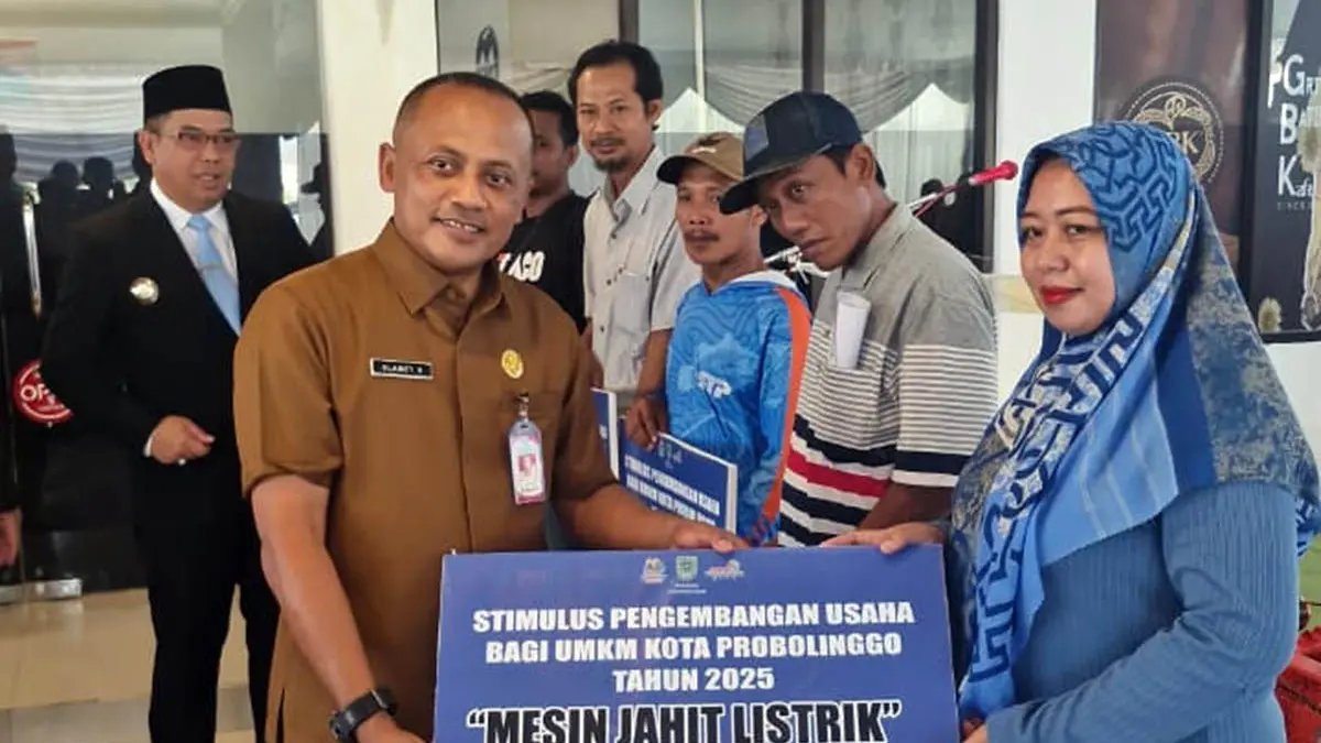 BANTUAN: Kepala DKUP Kota Probolinggo, Slamet Swantoro memberikan bantuan peralatan stimulus pengembangan usaha kepada pelaku UMKM. (DKUP Kota Probolinggo for Radar Bromo)