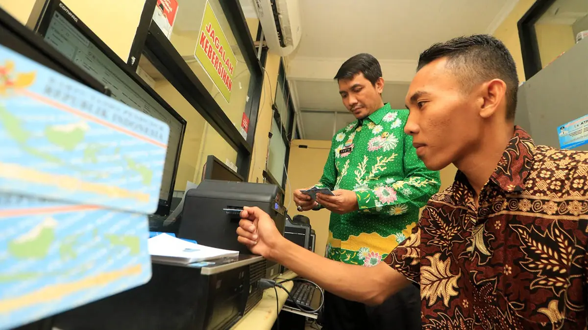 CETAK: Pencetakan KTP elektronik yang dilakukan di Kantor Dispendukcapil Kabupaten Pasuruan. Saat ini, kantor-kantor kecamatan juga dipersenjatai mesin cetak KTP elektronik. (Dokumen Radar Bromo)