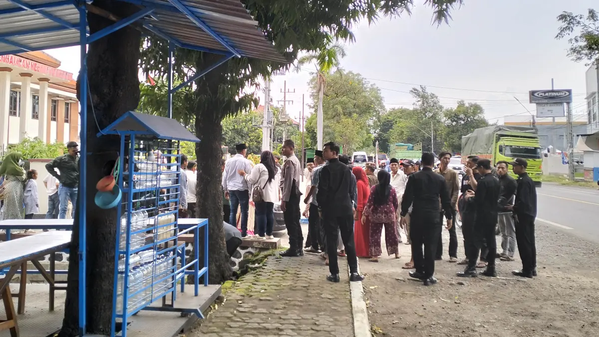 DICEGAH APARAT: Pihak yang sempat memanas seusai sidang putusan dan nyaris bentrok di depan Pengadilan Negeri Kraksaan. (Foto : Achmad Arianto/Jawa Pos Radar Bromo)