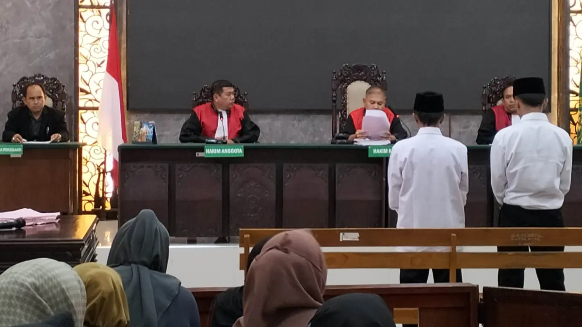 LEBIH RINGAN: Dua terdakwa saat mendengarkan pembacaan putusan dari majelis hakim di Pengadilan Negeri Kraksaan, Selasa (31/3) sore. (Foto : Achmad Arianto/Jawa Pos Radar Bromo)