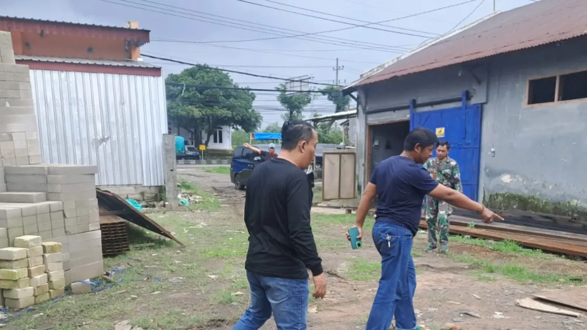 LOKASI KEJADIAN: Anggota Unit Reskrim Polsek Purwosari melakukan olah TKP pencurian pikap di Dusun Dinoyo, Desa Sengonagung, Kecamatan Purwosari.(POLSEK PURWOSARI FOR JAWA POS RADAR BROMO)