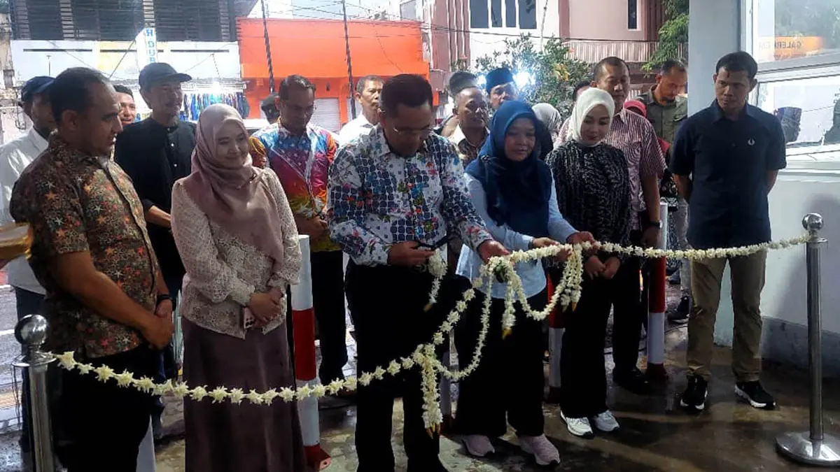 PASAR BARU: Diresmikannya pintu masuk Pasar Baru (sebelumnya Toko Cita Indah) benar-benar membuka akses keluar masuknya para pedagang dan pembeli dari sisi utara tanpa harus memutar lagi. (Evelyn Ridhayanti/Radar Bromo)