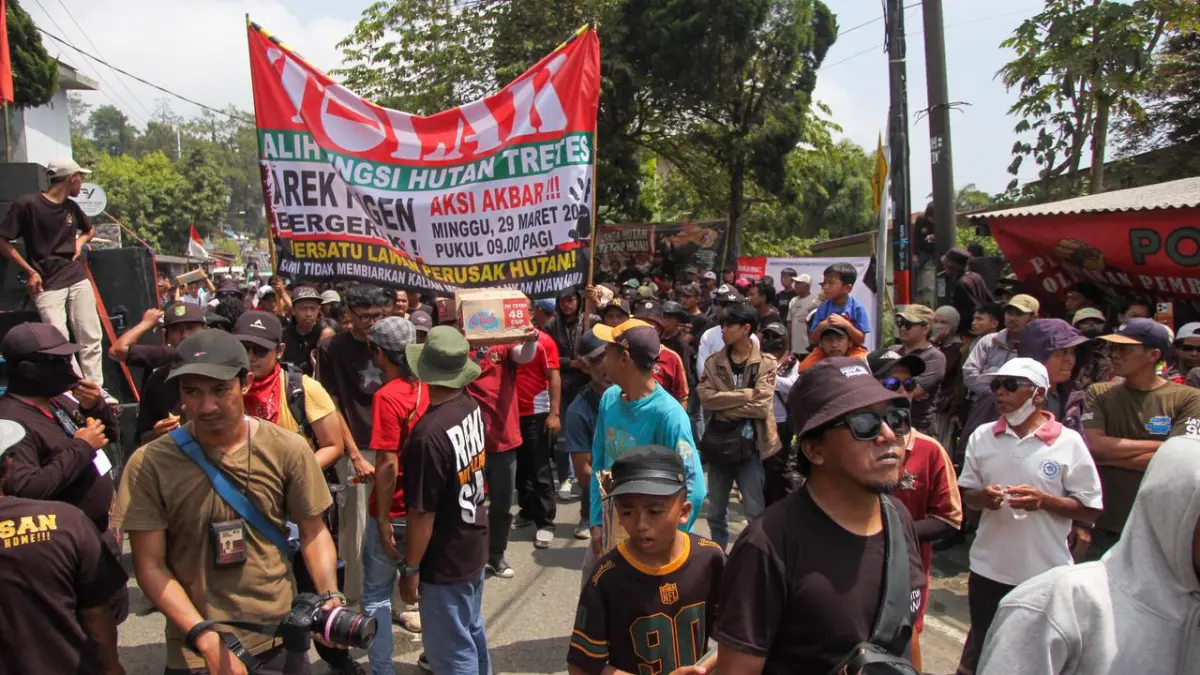 SAMPAIKAN ASPIRASI: Ribuan warga menyampaikan aspirasi menolak rencana pembangunan real estate di Kawasan Hutan Kaki Gunung Welirang dan Arjuno, Minggu (29/3). (MOKHAMAD ZUBAIDILLAH/JAWA POS RADAR BROMO)