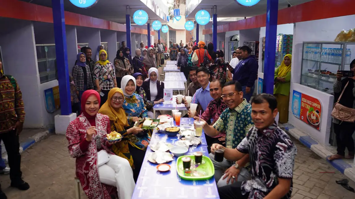 SENANG: Wali Kota Probolinggo dr. Aminuddin beserta Forkopimda saat menikmati kuliner di Sentra Wisata Kuliner GOR Ahmad Yani, Kota Probolinggo. (Diskominfo Kota Probolinggo for Radar Bromo)