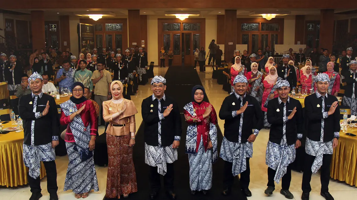 TRANSFORMASI: Forpimda Kota Probolinggo foto bersama usai launching city branding Probolinggo Kota Bersolek, Selasa (31/3) malam. Probolinggo Kota Bersolek menggantikan Impressive Probolinggo, sekaligus menjadi arah baru pembangunan kota. (Mokhamad Zubaidillah/ Radar Bromo)