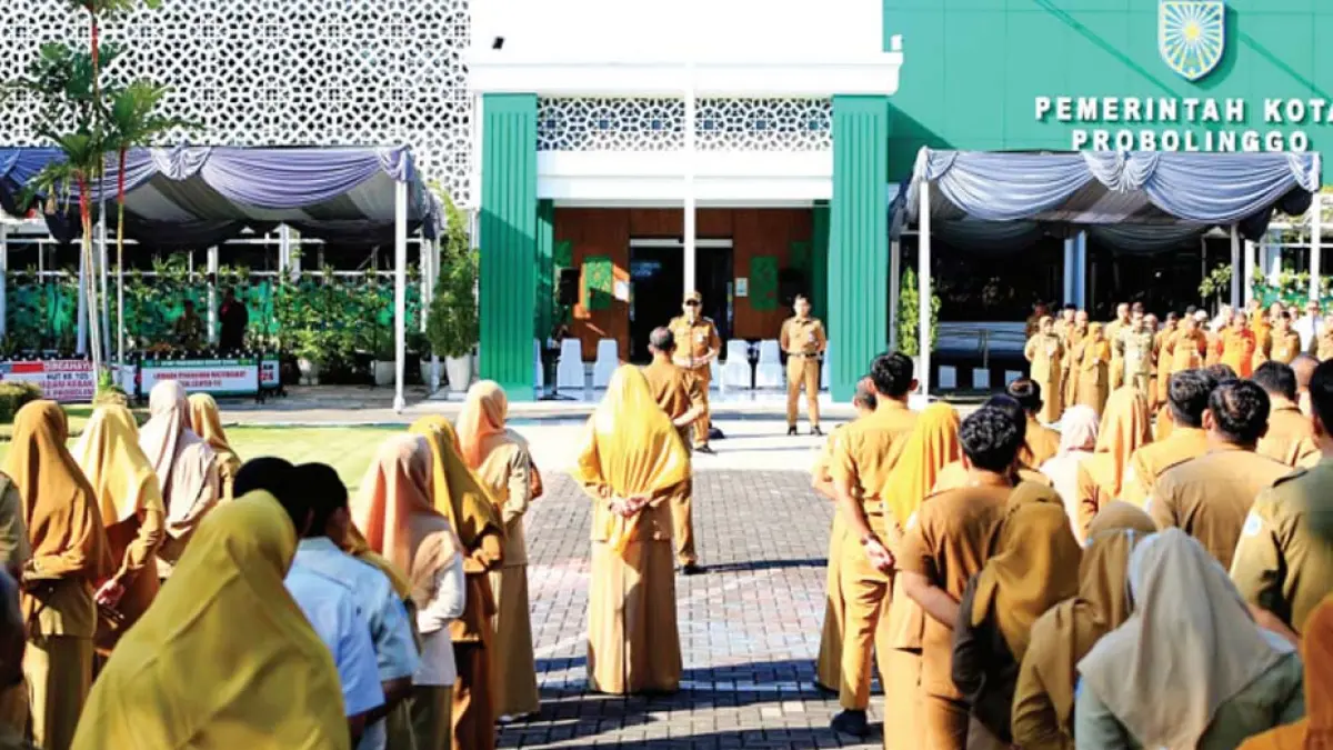 ABDI NEGARA: Sejumlah ASN di lingkungan Pemkot Probolinggo mengikuti kegiatan di kantor wali kota, beberapa waktu lalu. (DOK. JAWA POS RADAR BROMO)