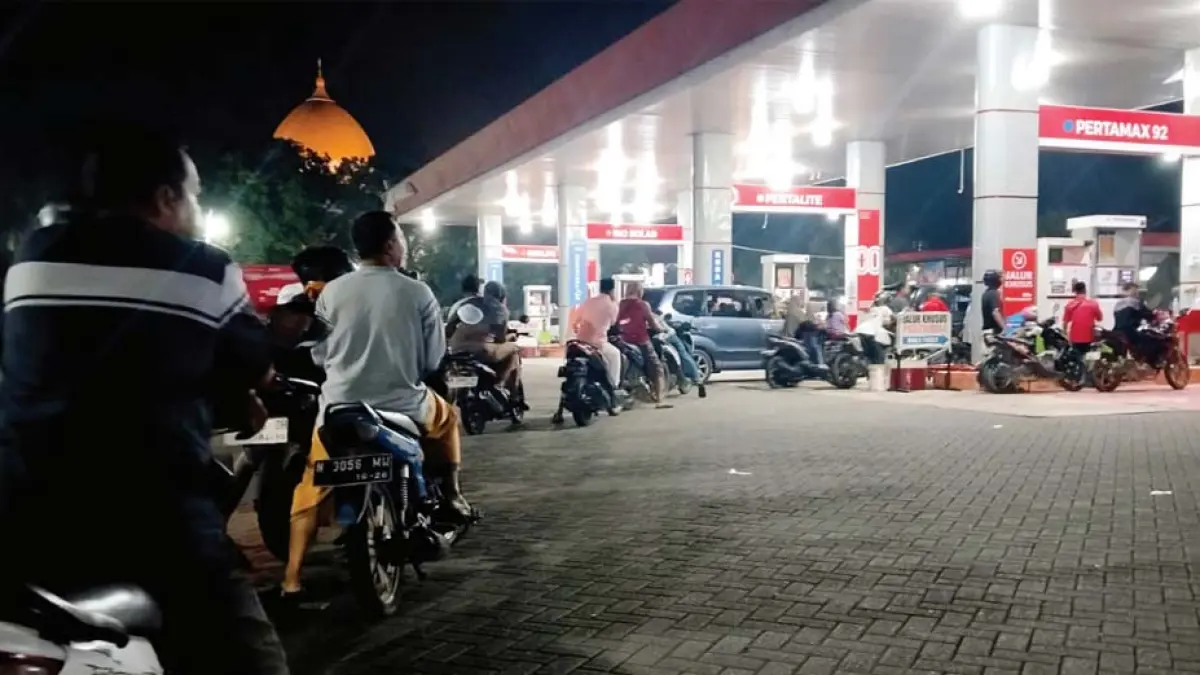 ANTRE: Sejumlah warga mengantre untuk membeli BBM di salah satu SPBU di Kabupaten Probolinggo. (RUDIANTO/JAWA POS RADAR BROMO)
