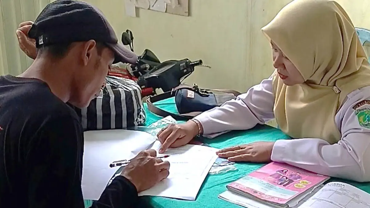 BERI KEMUDAHAN: Petugas Puskesmas Lumbang saat memberikan pelayanan kepada salah satu warga yang membutuhkan. (Puskesmas Lumbang for Radar Bromo)