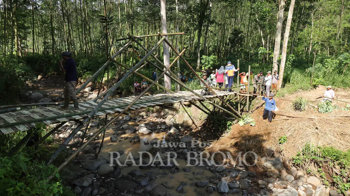 BISA DILEWATI: Jembatan darurat di Desa Negororejo, Kecamatan Lumbang, sudah bisa dilewati mulai kemarin (31/3), khususnya untuk kendaraan roda dua. Jembatan itu terletak di di sisi selatan Jembatan Duren yang ambruk.  (Mokhamad Zubaidillah/ Radar Bromo)