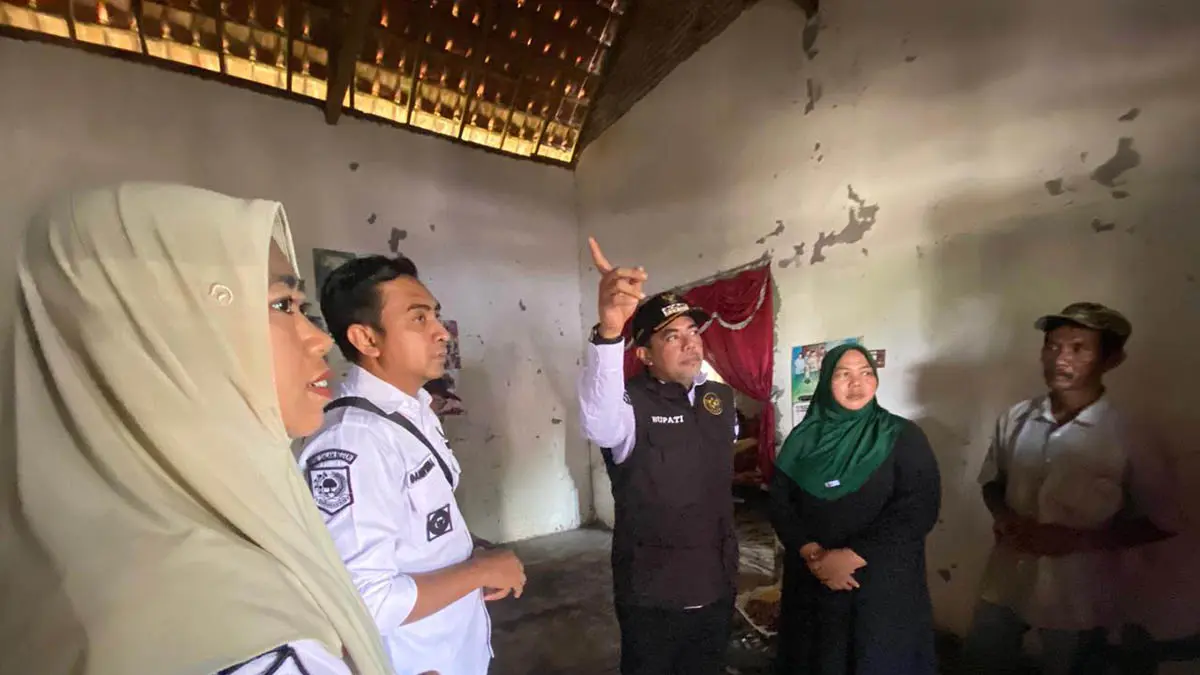 CEK: Bupati Probolinggo Mohammad Haris meninjau rumah terdampak bencana yang telah dibangun melalui bantuan Pemerintah Provinsi Jawa Timur. (Agus Faiz Musleh/Jawa Pos Radar Bromo)