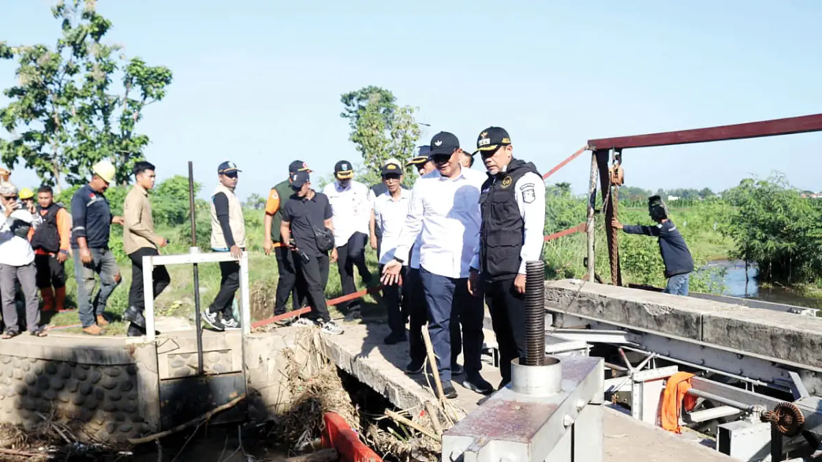 &nbsp;CEK LANGSUNG: Bupati Probolinggo Mohammad Haris berserta OPD terkait saat berada di saluran irigasi Dam Arah yang amblas akibat banjir beberapa waktu lalu.