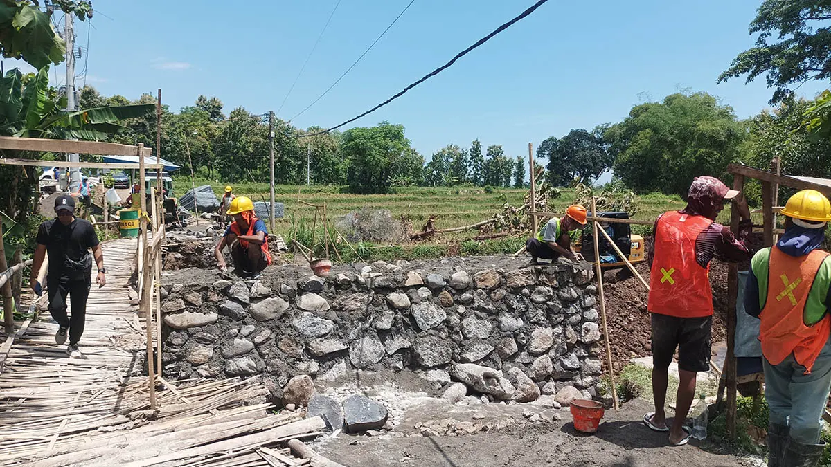 
DIKEBUT: &nbsp;Pengerjaan jembatan di Dusun Poreng Desa Sidomulyo. Jembatan ini lebih ditinggikan dari semula. (Agus Faiz Musleh/Jawa Pos Radar Bromo)