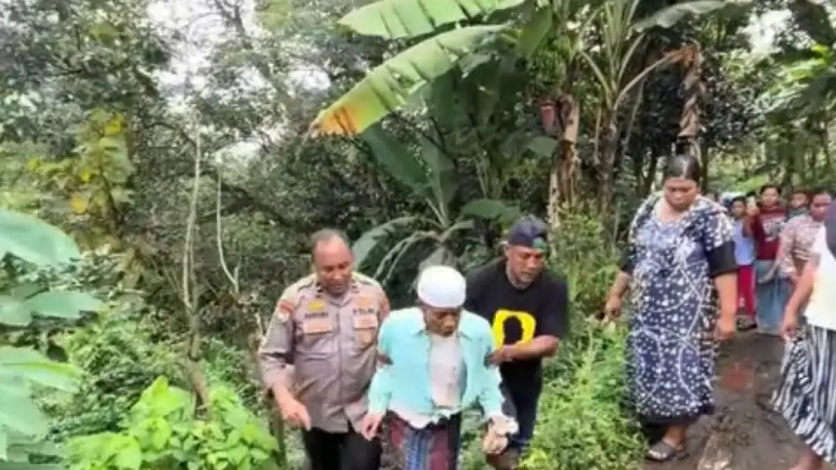 EVAKUASI: Pj Kepala Desa Boto Saiful bersama Ipda Purnomo mengevakuasi Bambang, yang dipasung di Dusun Sekar Putih, Desa Boto, Kecamatan Lumbang, Sabtu (28/3). (ISTIMEWA/JAWA POS RADAR BROMO)