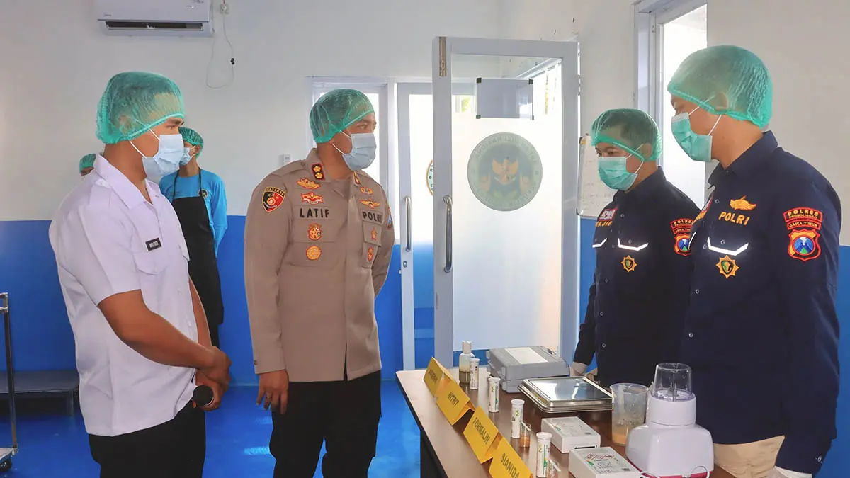 HIGIENIS: Kapolres Probolinggo AKBP M. Wahyudin Latif mengecek kondisi SPPG di Kecamatan Banyuanyar. (Polres Probolinggo for Jawa Pos Radar Bromo)