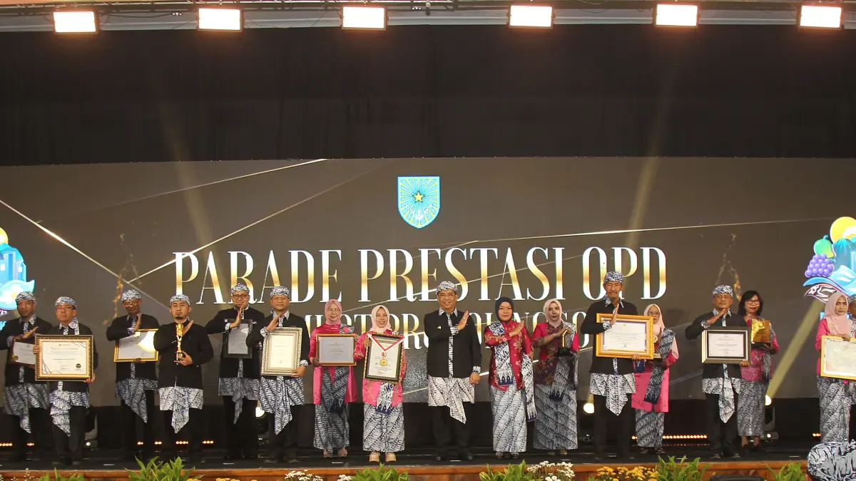 Jajaran kepala OPD Pemkot Probolinggo yang meraih sejumlah penghargaan setahun terakhir, foto bersama wali kota dr Aminuddin dan wawali Ina Dwi Lestari. (Mokhamad Zubaidillah/ Radar Bromo) 