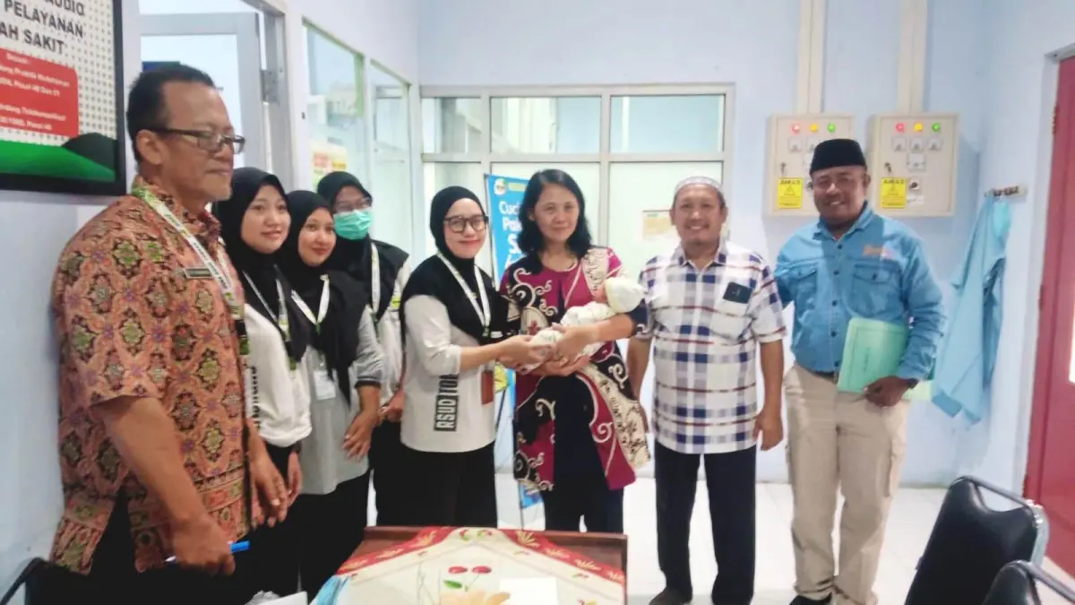 KASIHAN: Bayi laki-laki yang ditemukan di Desa Sumber Kramat, Kecamatan Tongas kini dirujuk ke UPT Dinsos Provinsi Jawa Timur. (Dinsos For Jawa Pos Radar Bromo)