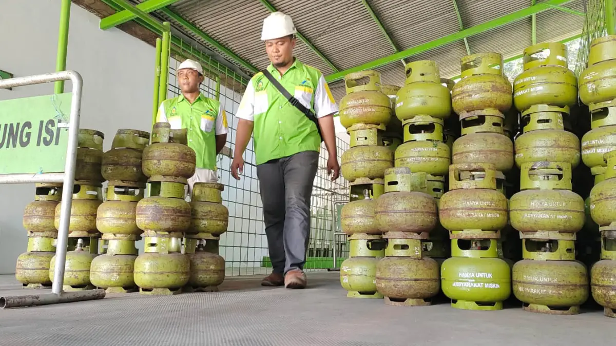 KEBUTUHAN POKOK; Aktivitas di salah satu pangkalan elpiji yang ada di Kabupaten Probolinggo. Harga elpiji melon masih berkutat di Rpo 25 ribu per tabung. (Agus Faiz Musleh/Jawa Pos Radar Bromo)