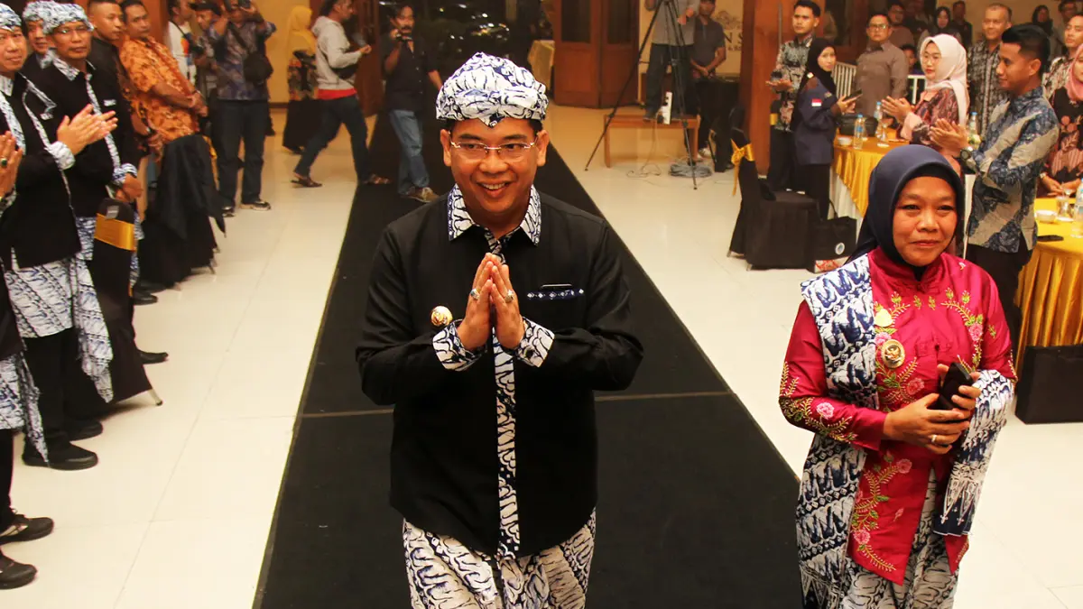 KEJUTKAN UNDANGAN: Wali Kota dr Aminuddin dan Wawali Ina Dwi Lestari saat datang di venue dalam launching City Branding Probolinggo Kota Bersolek, Selasa malam (31/3). (Mokhamad Zubaidillah/ Radar Bromo)