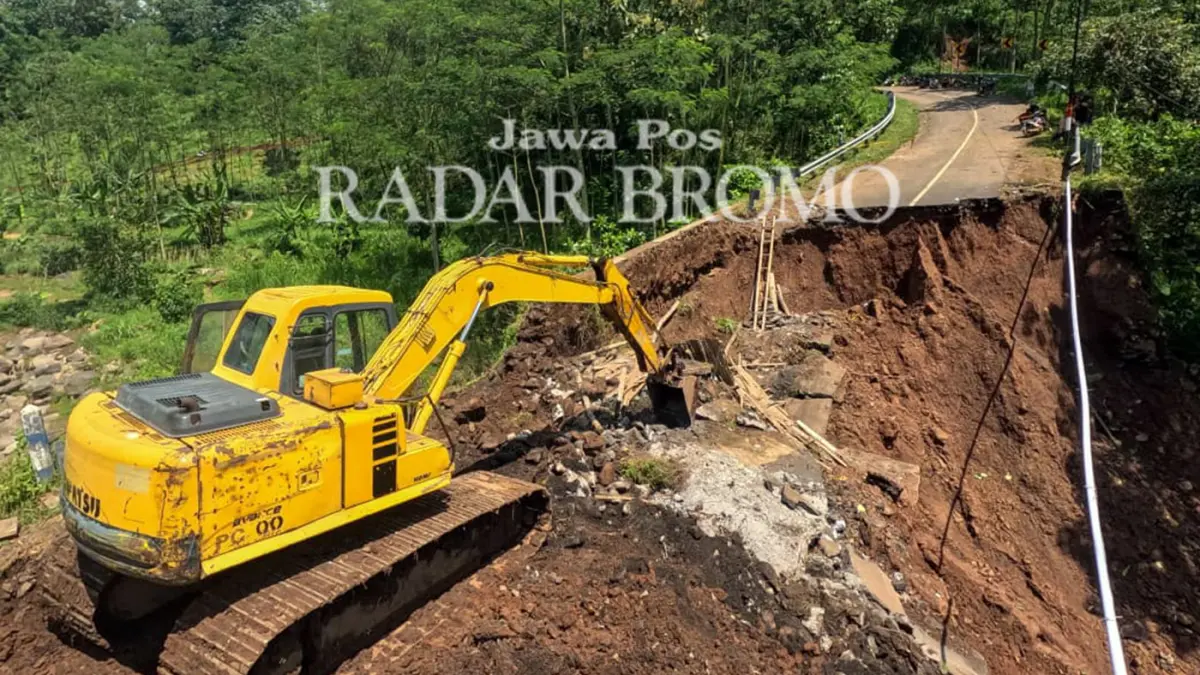 KERUK: Sebuah eksavator long arm milik Dinas PUPR Perkim Kabupaten Probolinggo melakukan normalisasi pada Jembatan Duren di Desa Negororejo, Lumbang, pasca-ambruk, Rabu (1/4). (Mokhamad Zubaidillah/ Radar Bromo)