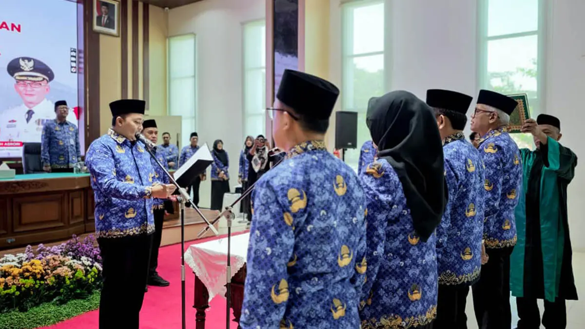 LANTIK: Bupati Pasuruan, M Rusdi Sutejo saat melantik empat pejabat eselon II, Rabu (1/4). Pelantikan kali ini menjadi yang pertama menggunakan sistem merit di lingkungan Pemkab Pasuruan. (Muhamad Busthomi/Radar Bromo)