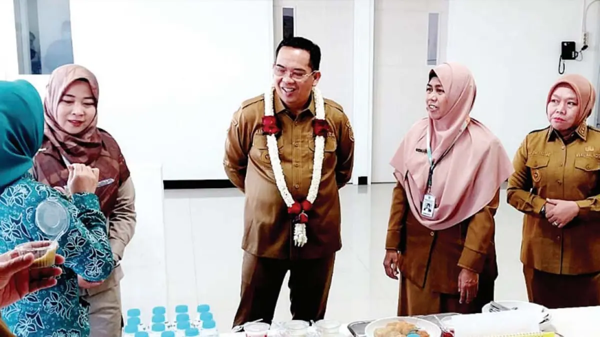 LIHAT LANGSUNG: Wali Kota Probolinggo dr. Aminuddin bersama Wakil Wali Kota Probolinggo Hj. Ina Dwi Lestari ketika meninjau instalasi gizi di RSUD Ar Rozy. (RSUD AR ROZY FOR JAWA POS RADAR BROMO)