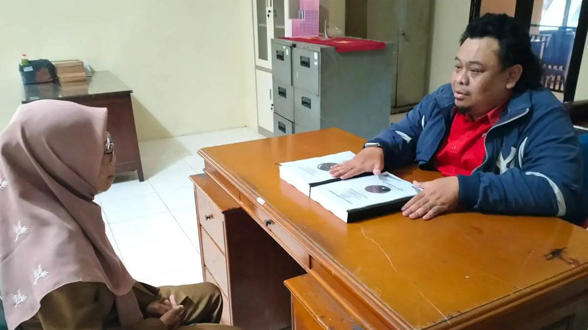 MINTA DITUNDA: Ketua PAC PDIP Bangil Idrus Harun saat meminta penundaan pencairan dana banpol ke Bakesbangpol Kabupaten Pasuruan. (Muhamad Busthomi/Radar Bromo)