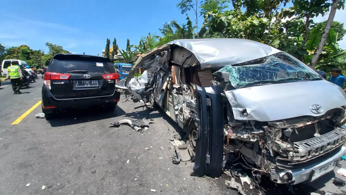 RINGSEK: Sejumlah petugas mengevakuasi mobil travel Hiace bernopol L 7746 G yang kecelakaan di Jalan Raya Lumajang, Desa Malasan Wetan, Kecamatan Tegalsiwalan, Kabupaten Probolinggo, Rabu (1/4). (Inneke Agustin/ Radar Bromo)