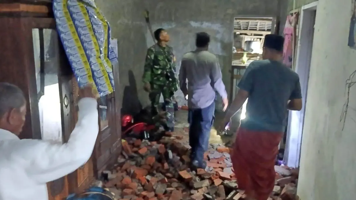 RUSAK: Atap rumah Lilik Nurhayati, warga Dusun Banjarkota, Desa Banjarkejen, Kecamatan Pandaan, yang rusak imbas diterjang angin kencang. (Kecamatan Pandaan for Radar Bromo)