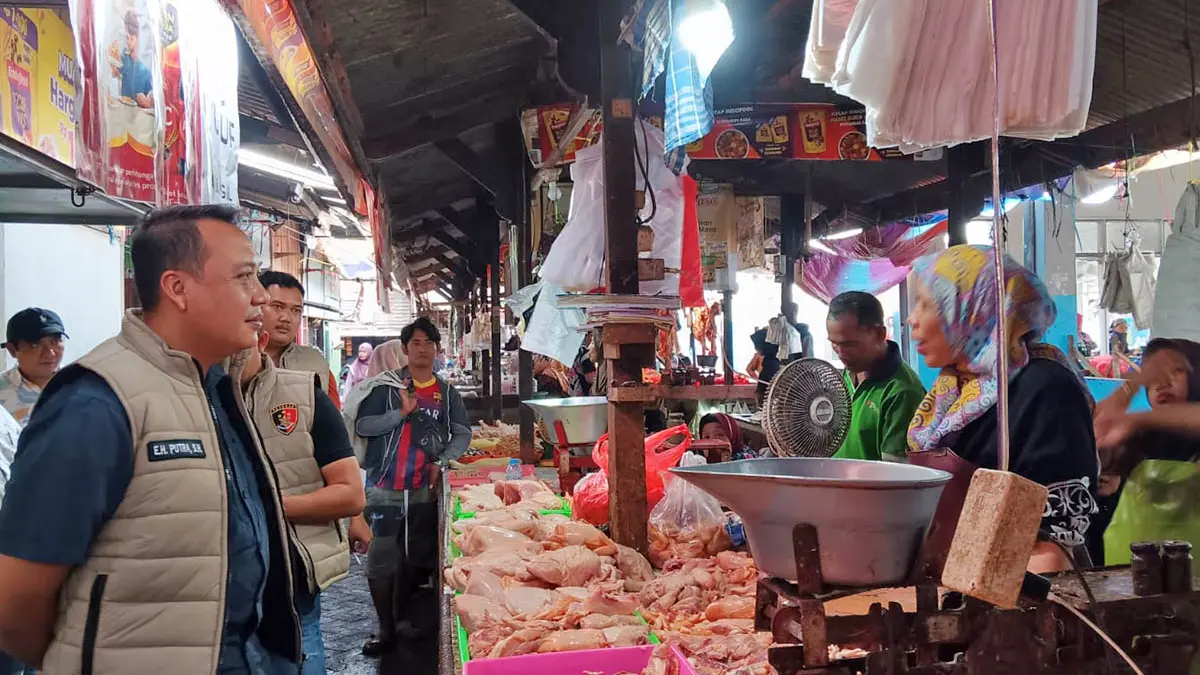 SIDAK: Satgas Pangan saat melakukan sidak ke Pasar Bangil. Dari sidak itu, diketahui ketersediaan pasokan barang kebutuhan pokok, cenderung aman. Bahkan, beberapa komoditi, seperti cabai rawit, mengalami penurunan. (Satgas Pangan for Radar Bromo)