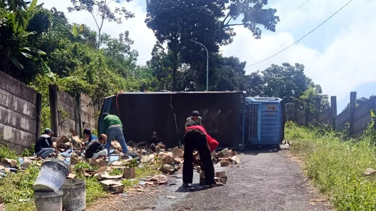 TERGULING: Truk muatan keramik yang terguling di jalan Sukolilo-Ledug, Kecamatan Prigen. Insiden itu dipicu, truk yang tak kuat menanjak. (Rizal Syatori/Radar Bromo)